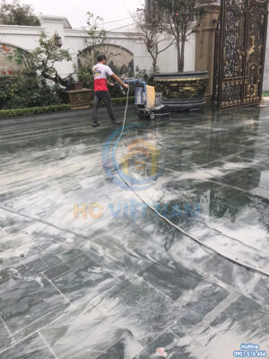 Vệ sinh đánh bóng sàn đá tự nhiên cho gia đình anh Tuấn tại Hải Dương